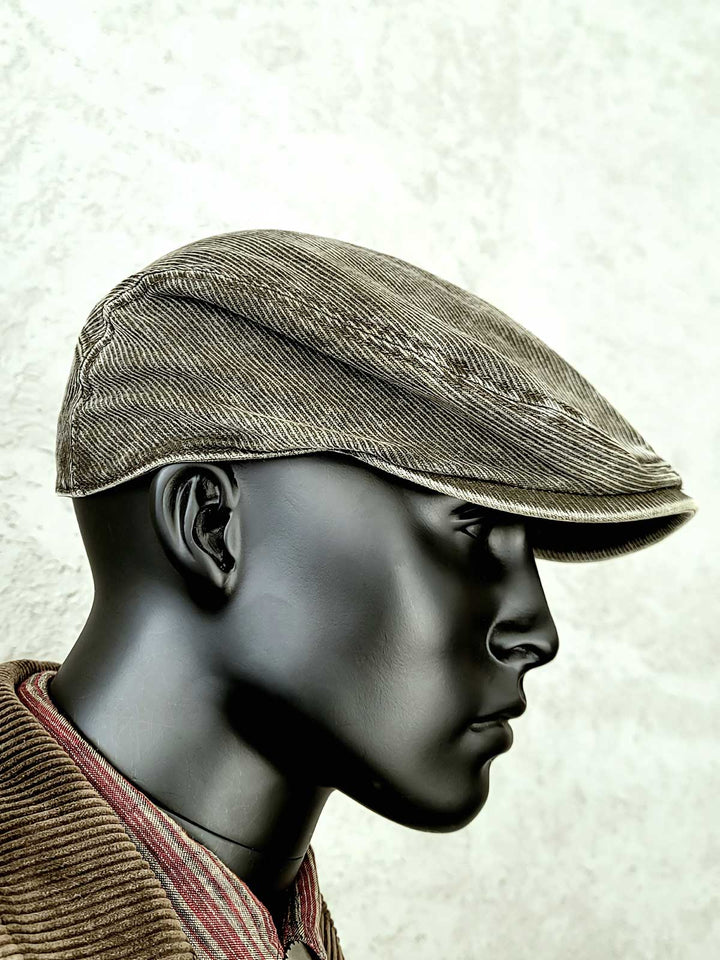 モデル画像: モデルが着用しているコットンヴィンテージブラウンベレー帽の画像