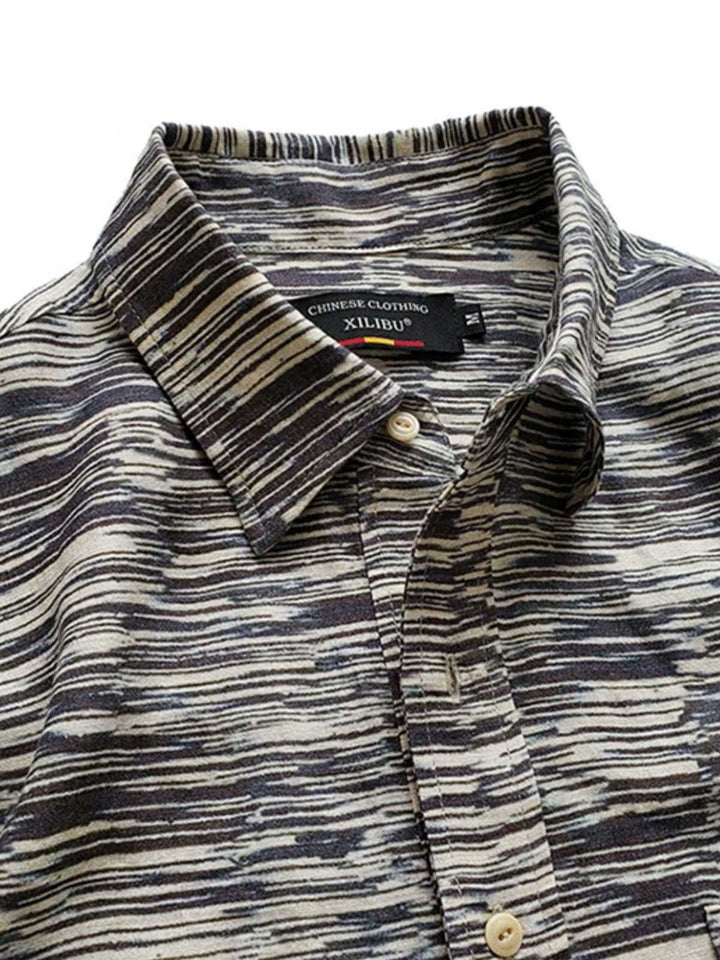 リネン特有の柔らかな光沢と精密なデジタルプリントのストライプパターンが特徴のシャツの細部。