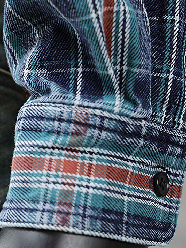 シャツのチェック柄と胸のフラップポケットの詳細
