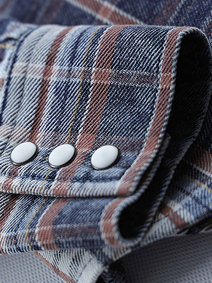 ビンテージチェックウェスタンシャツのポケットとボタンのディテールをクローズアップで表示、職人技が光る精巧な仕上がり。