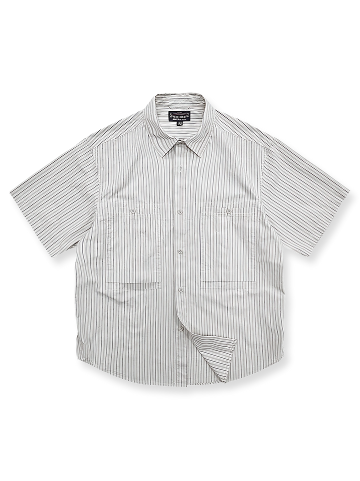 レトロストライプ全綿ワーク半袖シャツの全体像、特にストライプパターンとダブルポケットのデザインを強調。