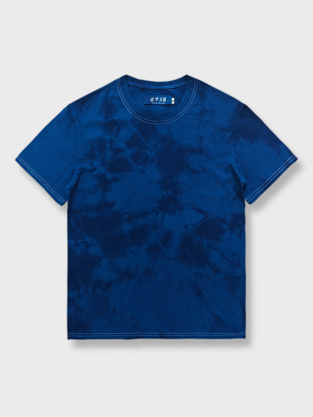 植物藍染氷紋絞り染めを施したユニークなTシャツ。