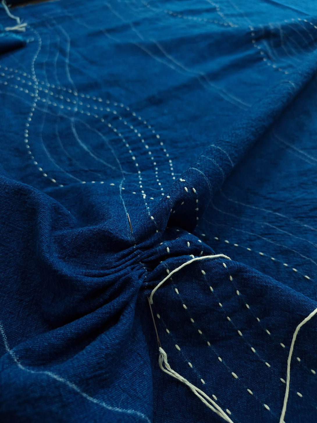 民族トーテム刺し子繍と幾何学ジャカード襟のディテール
