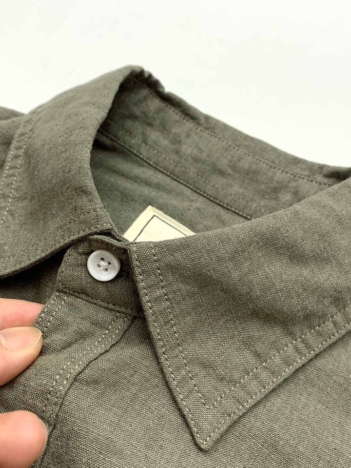 シャツの自然なテクスチャーと生地のクローズアップ。混紡生地がもたらすクールなタッチと細部にわたる洗練されたデザインの様子。