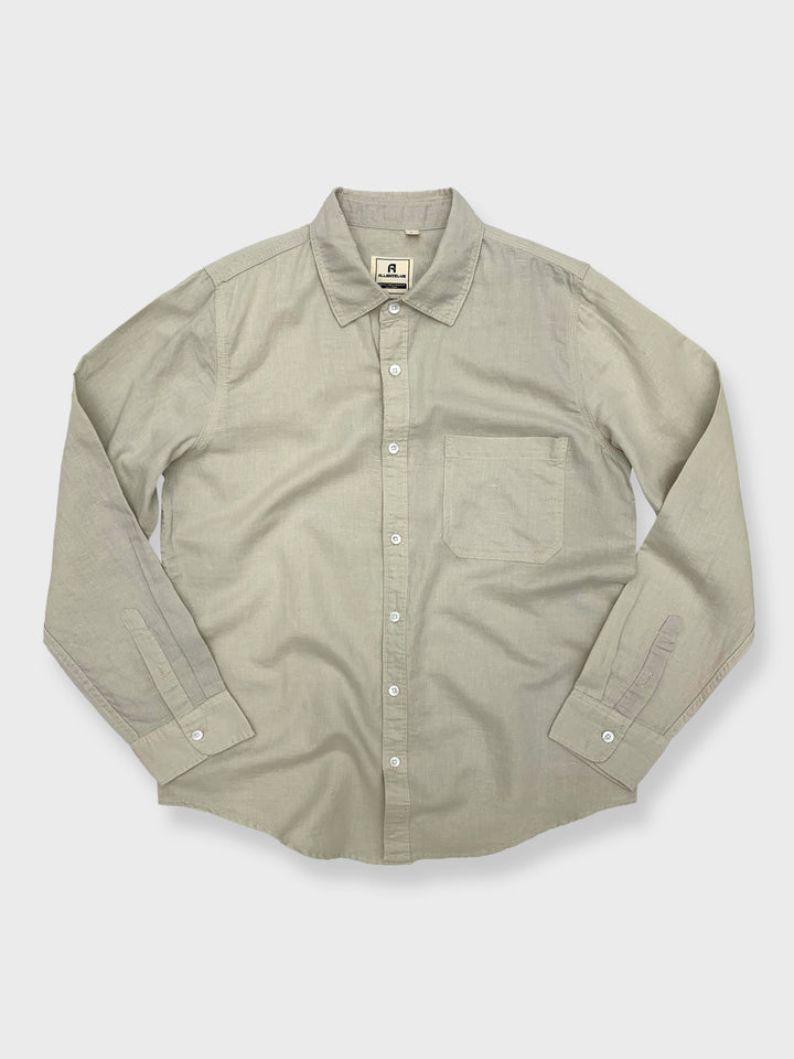 混紡生地を使用したシャツで、自然なテクスチャーとクールなタッチが特徴。シンプルながら洗練されたデザインがカジュアルながらも上品な印象を与える。