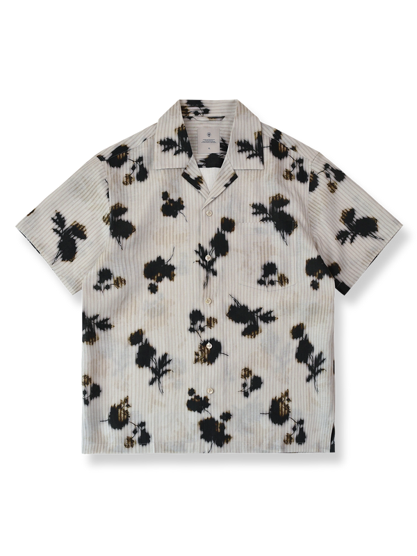 ブラック＆ホワイト フローラルプリント リネン半袖シャツの正面図