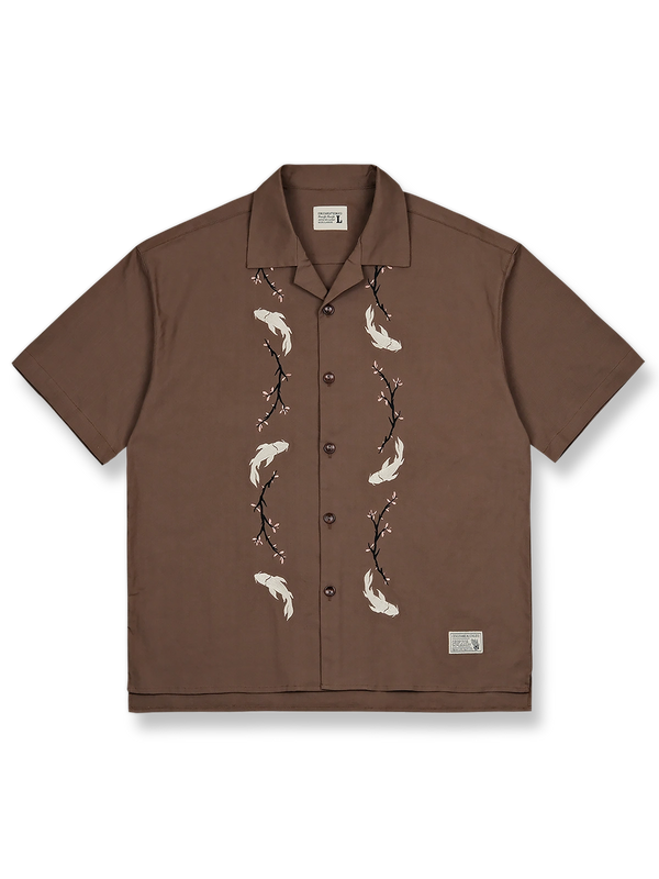 製品画像: ブラウンレッドの梅花錦鯉刺繍キューバシャツ正面展示