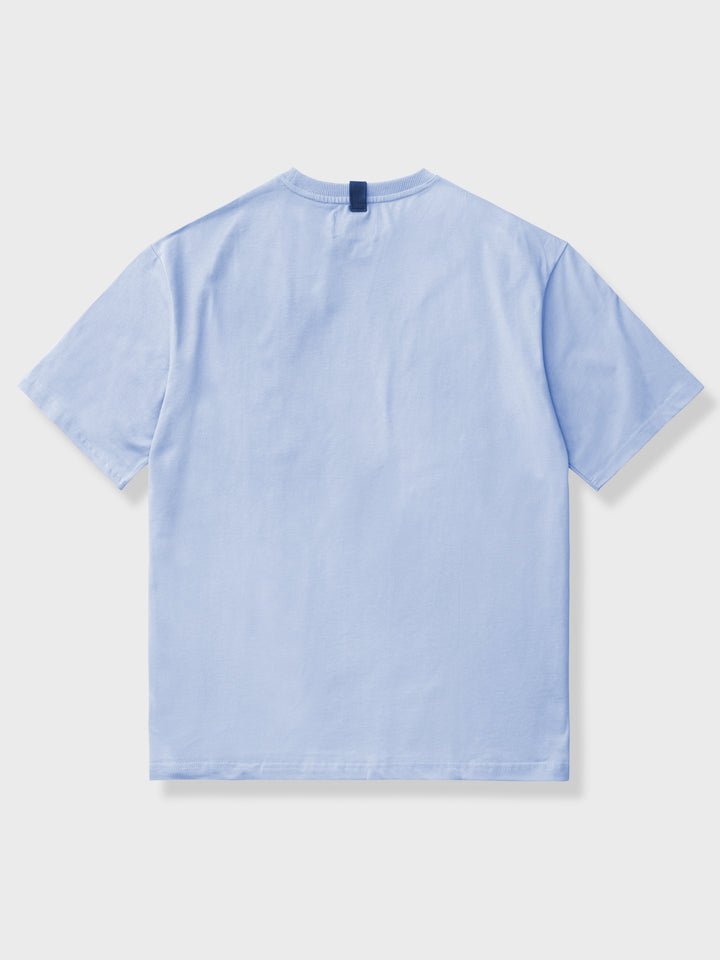 胸に「BRAVE MOUNTAIN ATHLETIC CLUB」のフロッキープリントが施されたマカロンカラーのTシャツ、100%コットン素材。