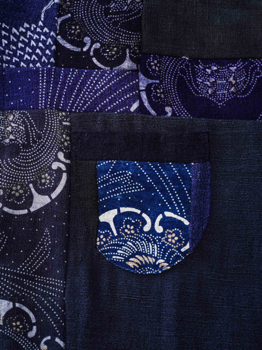 藍染めロングスリーブTシャツのカスタムメイド天然竹製ボタン、Y字型の襟口と内部のテクスチャーデザイン