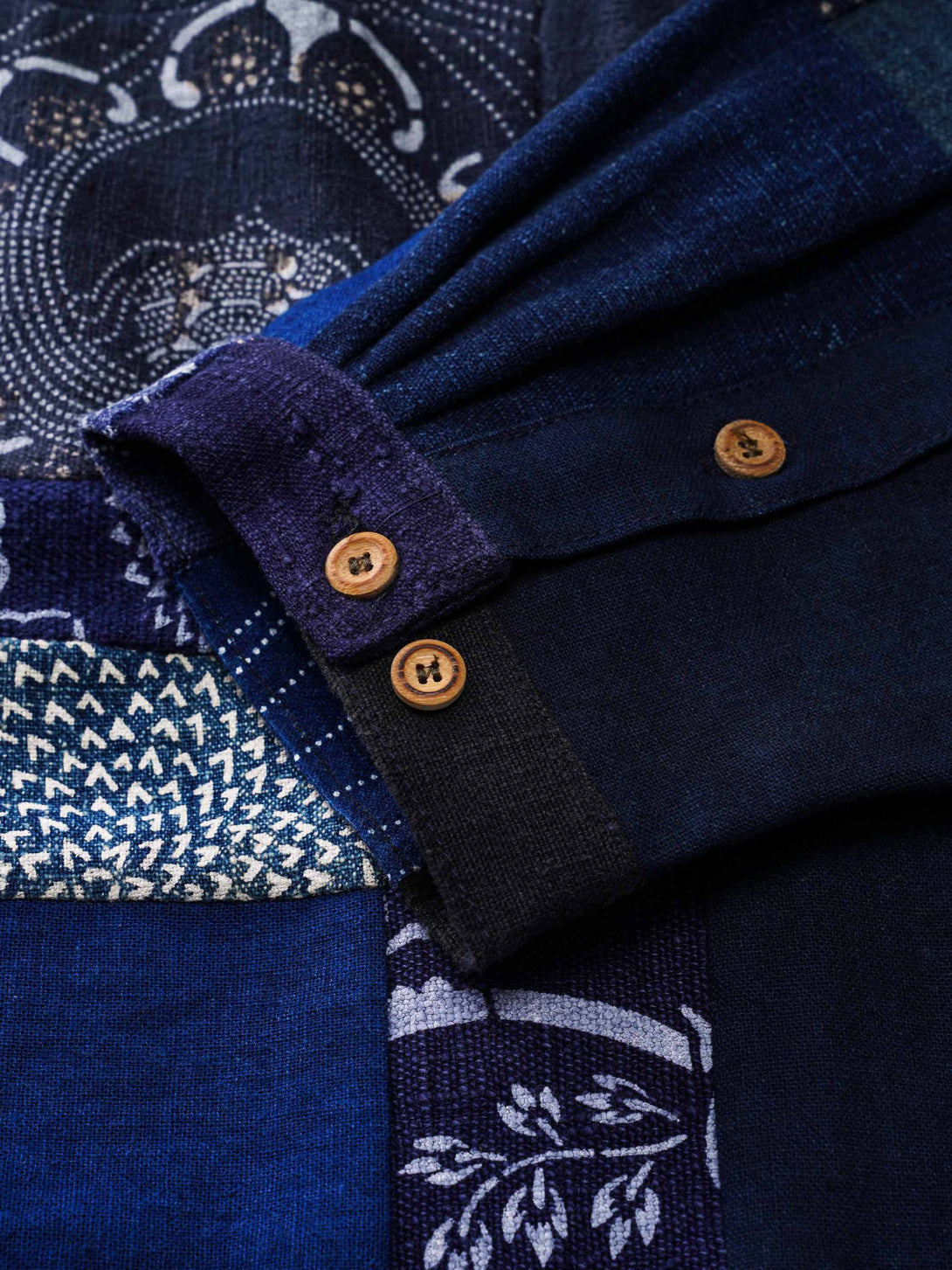 藍染めロングスリーブTシャツのカスタムメイド天然竹製ボタン、Y字型の襟口と内部のテクスチャーデザイン
