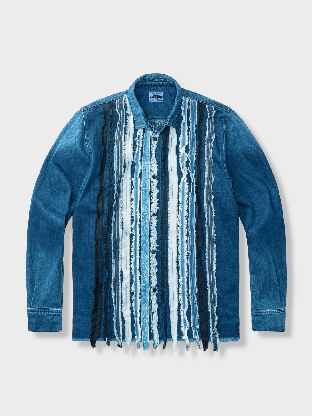 藍染めパッチワークデニムジャケット、ペイズリー柄のアクセントと裾の前後非対称デザインが特徴