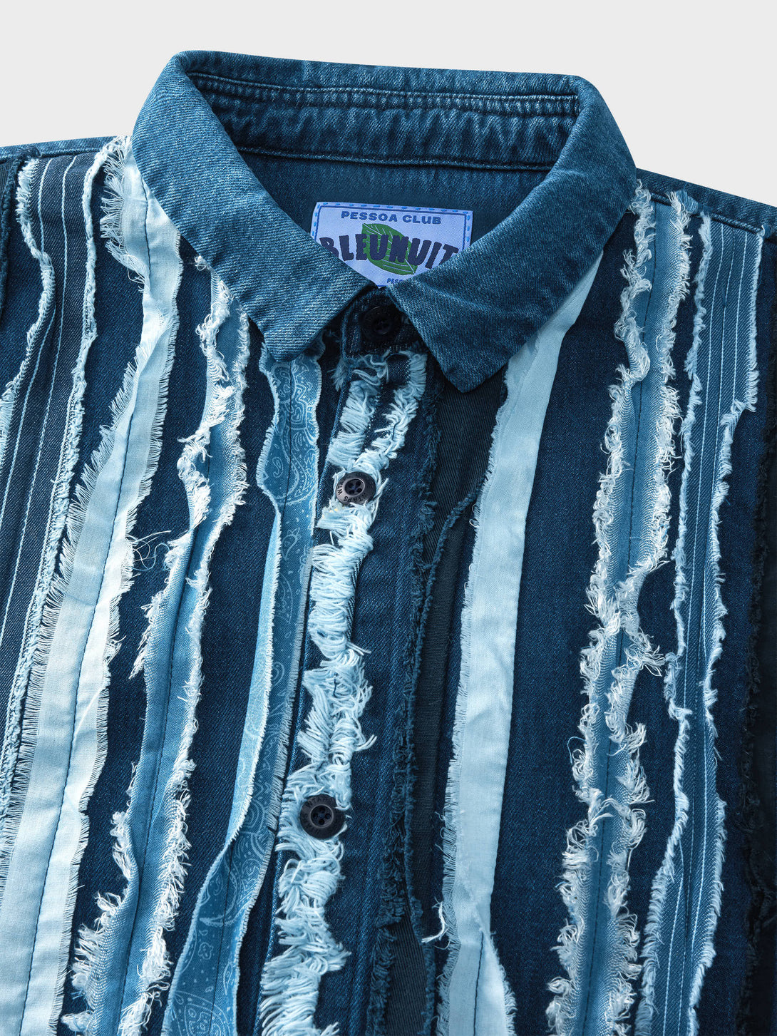 デニムジャケットの袖口部分、2つのボタンでゆるさを調節可能、細かく処理されたパッチワークの縫い目