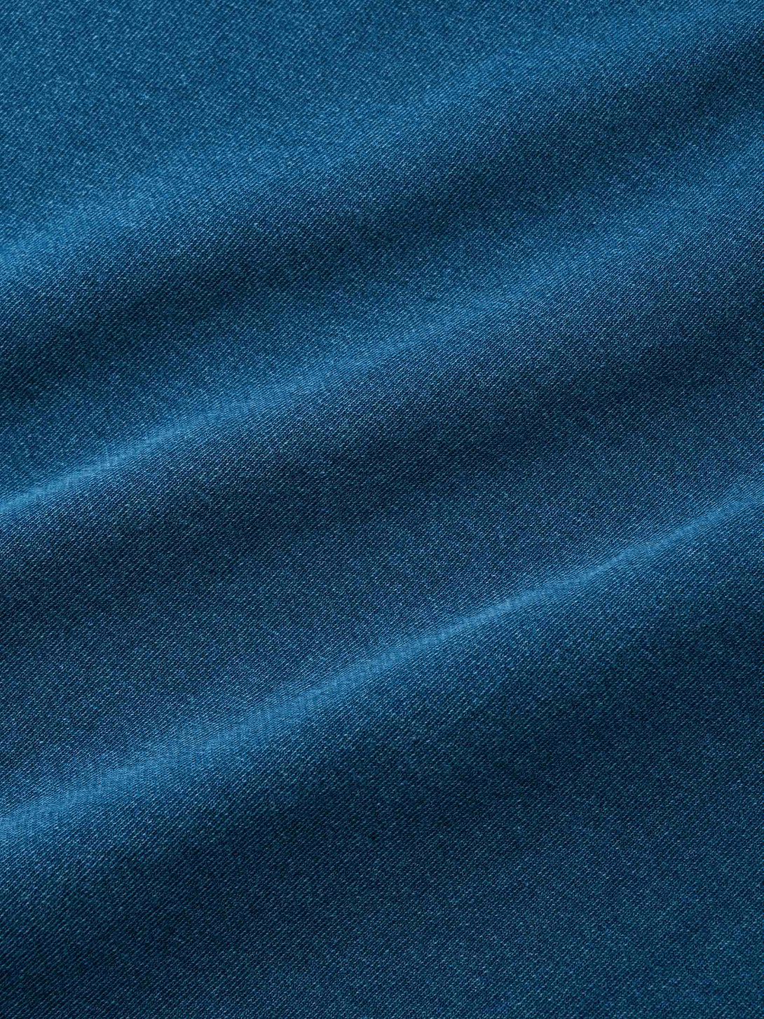 藍染めTシャツの袖のコンビデザイン、和風の花柄や雲と波柄の古布とウォッシュ加工