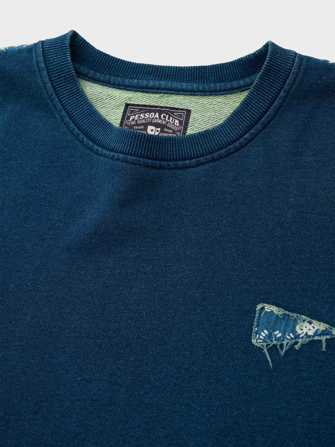 藍染めTシャツのディテール、パッチワーク部分の和柄とウォッシュ加工による色落ち
