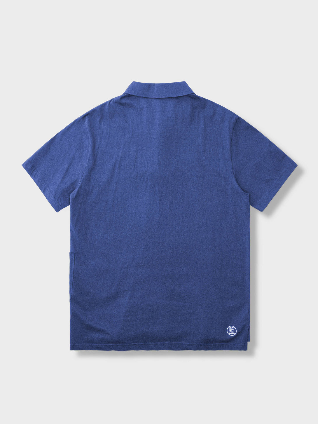 藍染めと繊細な色落ちが印象的なTシャツ、着心地の良いコットン素材でスタイリッシュなデザイン