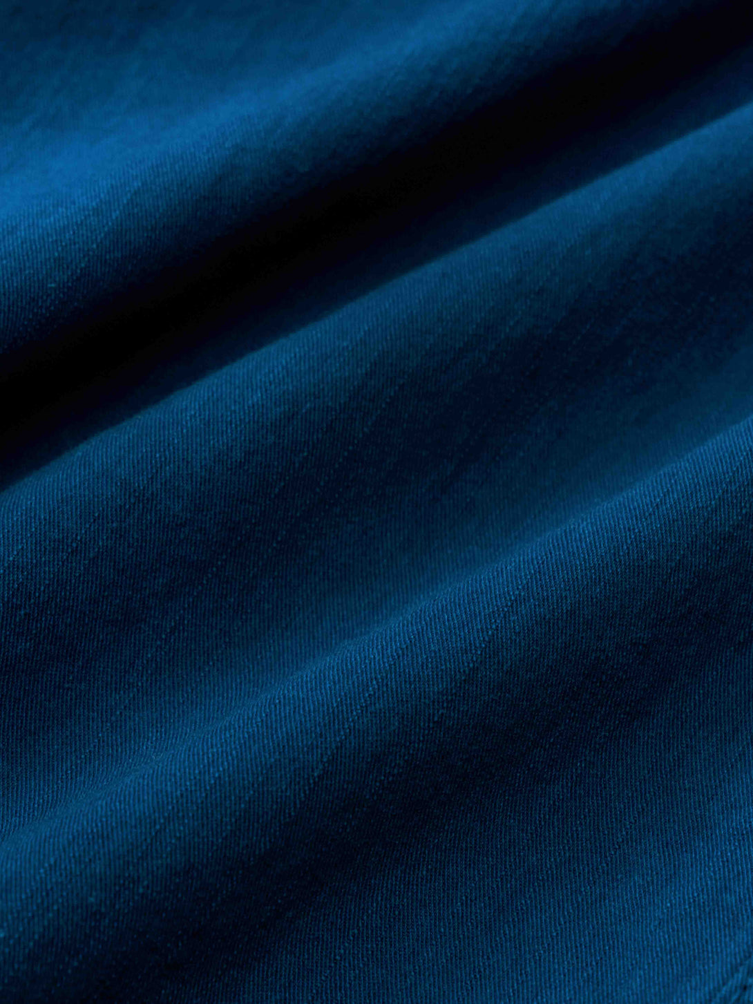 藍染めイージーパンツのウエスト部分、ゴム内蔵とドローコードが特徴