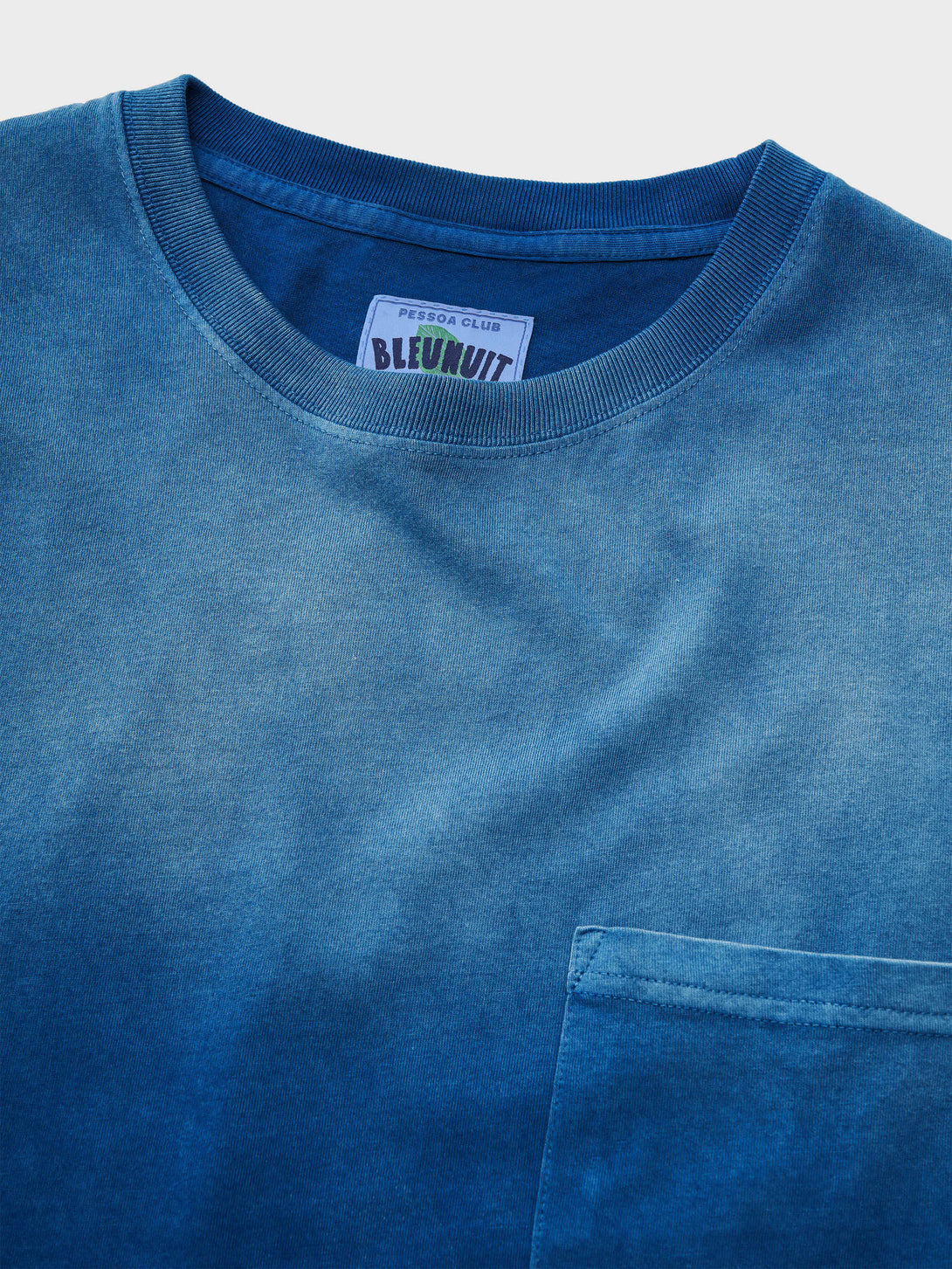藍染めグラデーションTシャツの首元、濃淡の異なるブルーのグラデーションが特徴