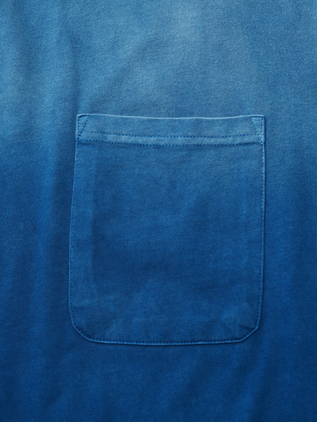 藍染めグラデーションTシャツの首元、濃淡の異なるブルーのグラデーションが特徴