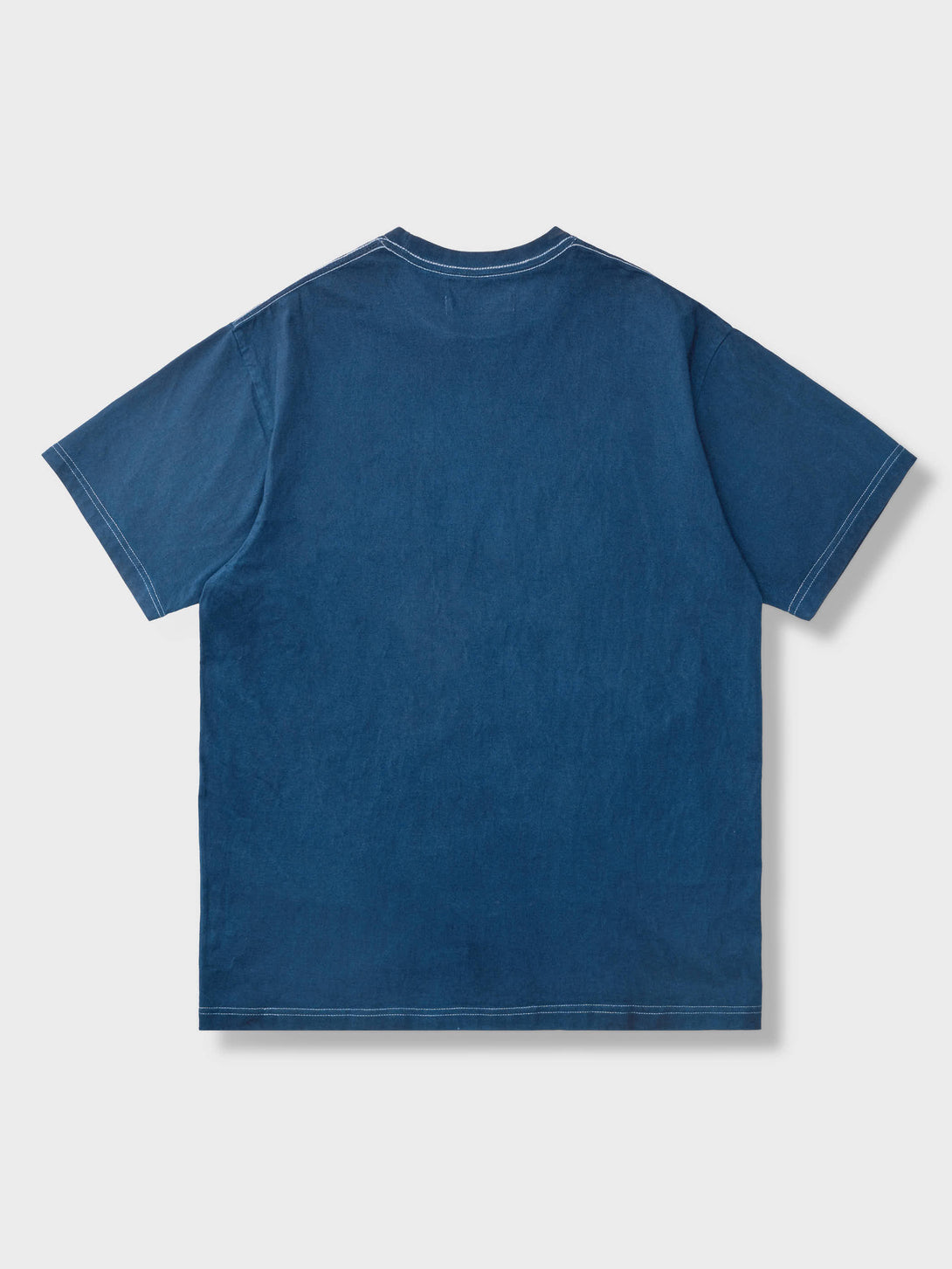 インディゴ染めのシンプルでクラシックなデザインのTシャツ、柔らかくしっかりとしたコットン生地