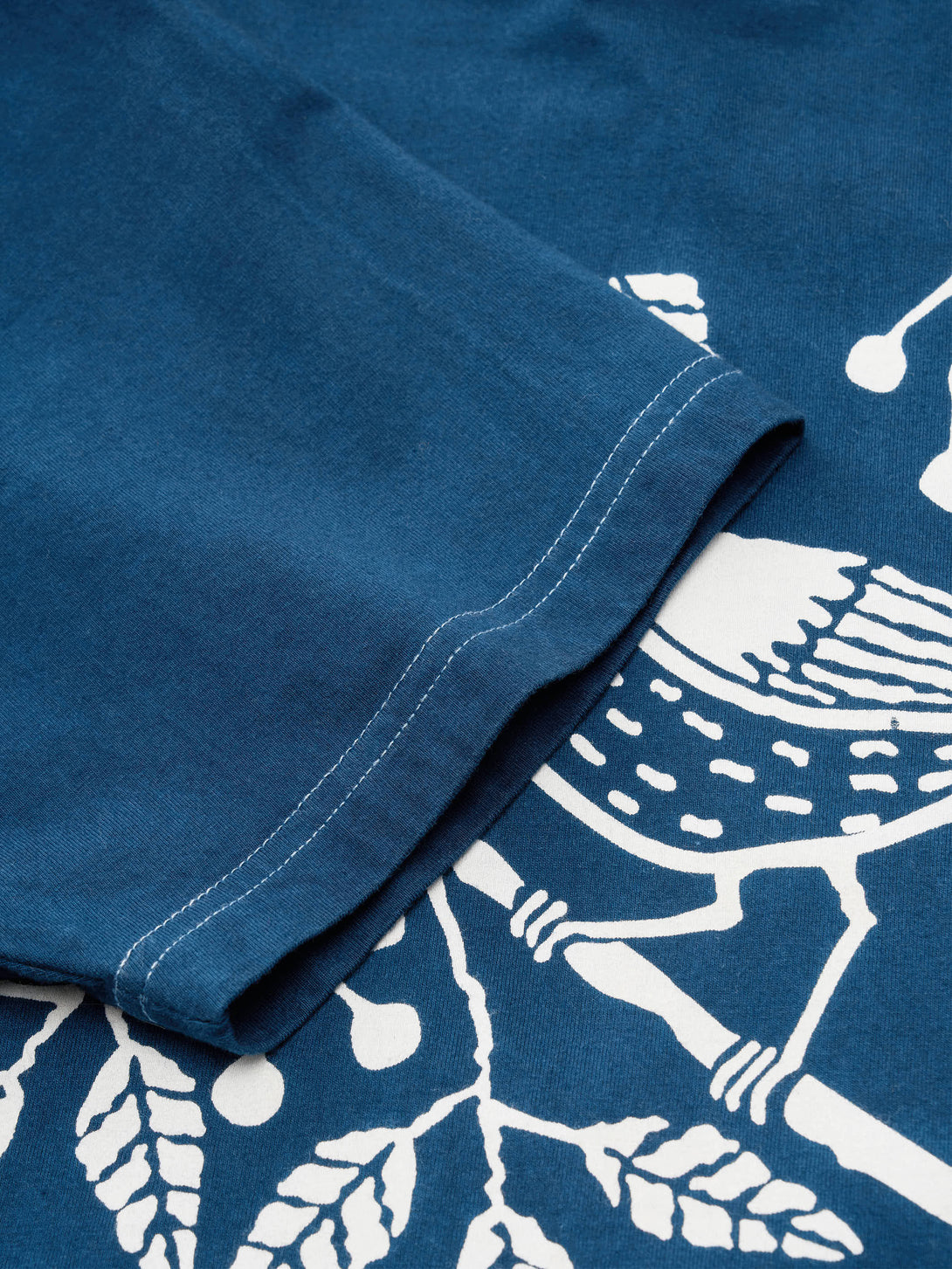 インディゴ染めのシンプルでクラシックなデザインのTシャツ、柔らかくしっかりとしたコットン生地インディゴ染めTシャツの滑らかな肌触りのコーマ糸生地、吸汗性と速乾性に優れた素材