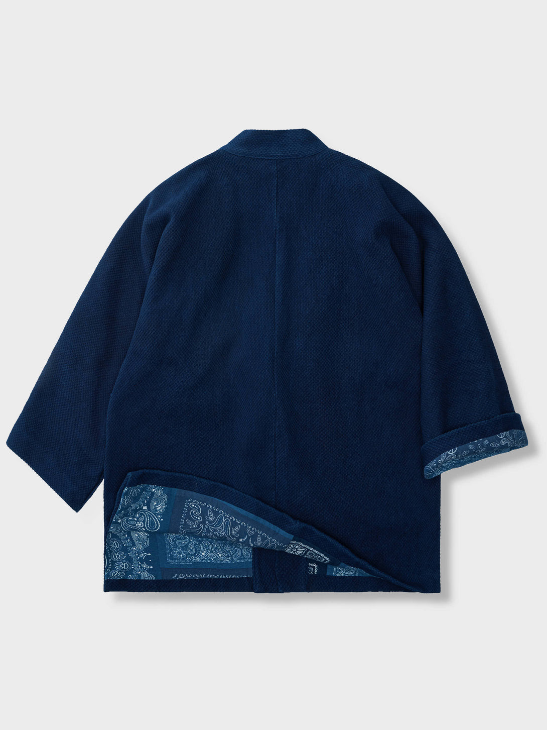 和の雰囲気を詰め込んだスペシャル藍染半纏、裏返すとバンダナ柄が特徴的な西海岸風のデザイン