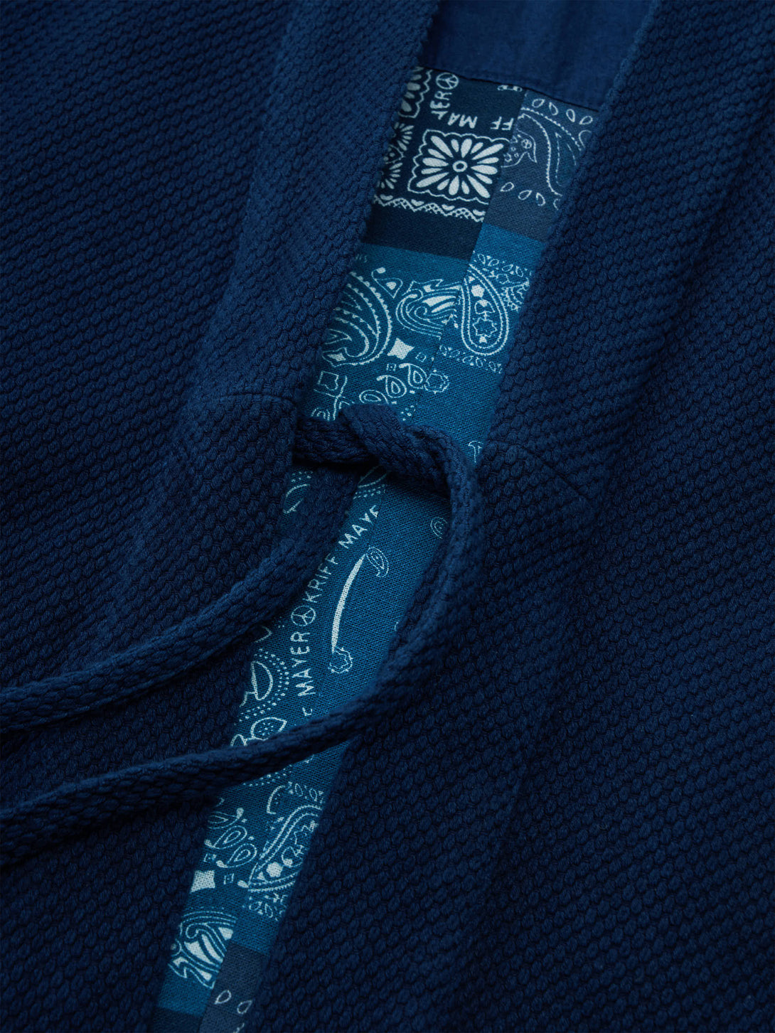 高級感のある刺し子織り生地の美しい陰影が特徴の藍染半纏、丁寧に織られたディテール