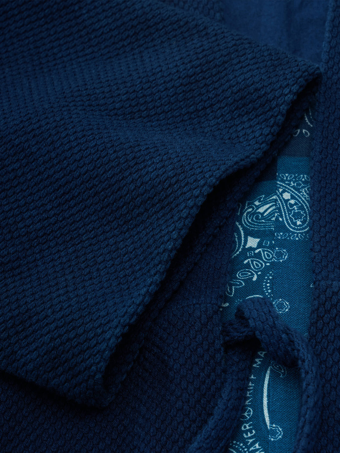 高級感のある刺し子織り生地の美しい陰影が特徴の藍染半纏、丁寧に織られたディテール